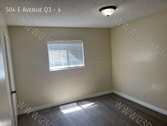 Building Photo - 504 E Ave Q3