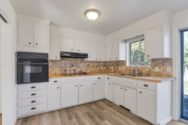 Building Photo - 2021 Sherrelwood Cir