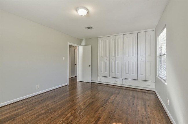 Building Photo - 1349 Martin St