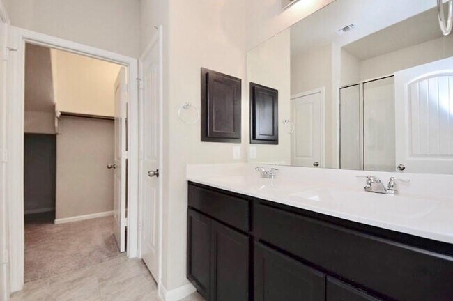 Building Photo - 2880 Donnell Dr