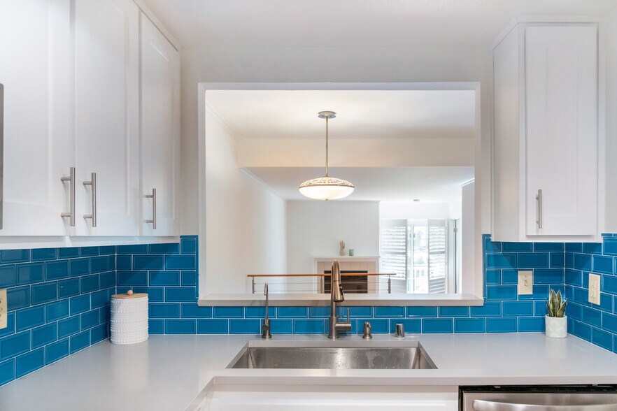 Open flow from kitchen to dining room to living room - 6638 Clybourn Ave