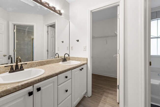 Building Photo - Experience a comfortable 3-bedroom, 3-bathroom single-family house.