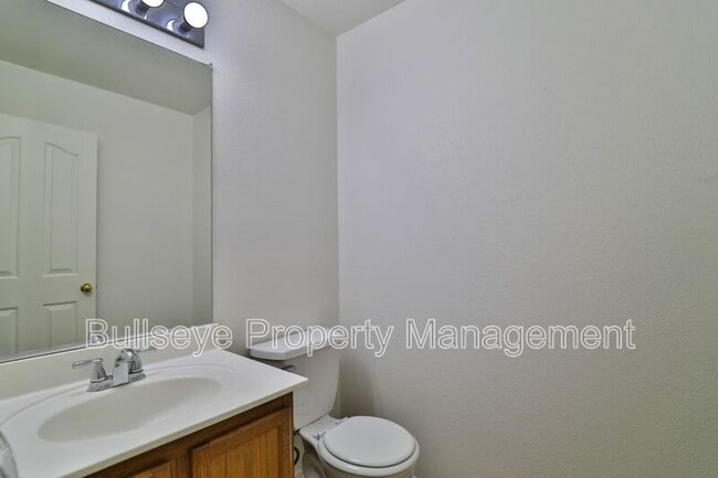 Building Photo - 1069 E Lowell Ave