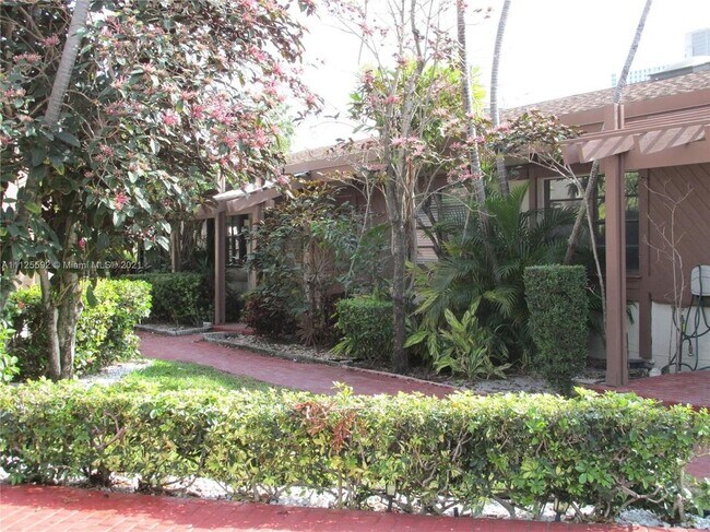 Building Photo - 2753 S Parkview Dr