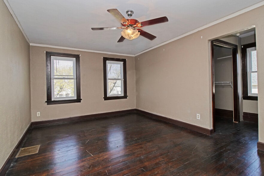 Building Photo - 818 7th Ave N