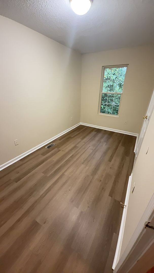 Building Photo - Ideal Home Located in the City Limits