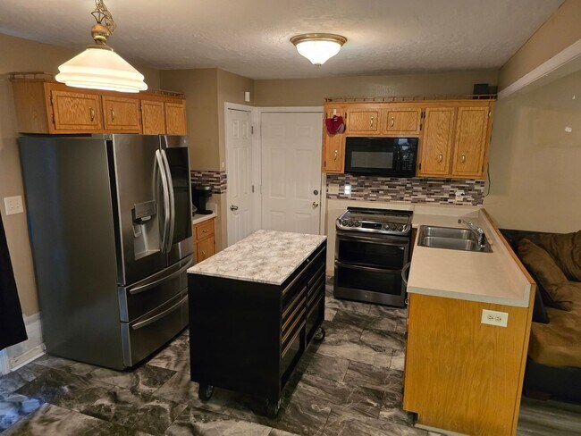 Building Photo - Pet Friendly Three Bedroom with Bonus!