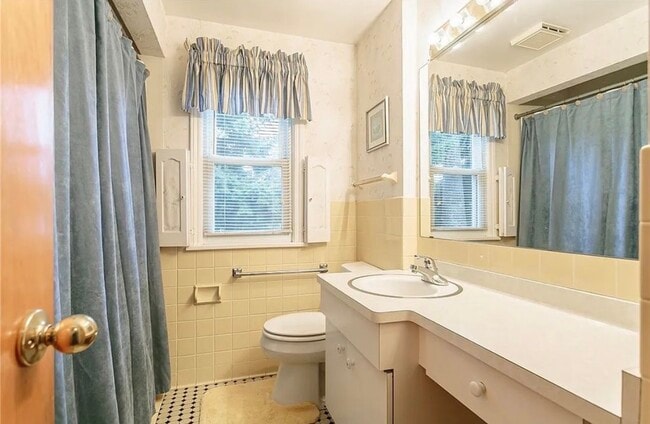 Building Photo - 26 Garden Dr