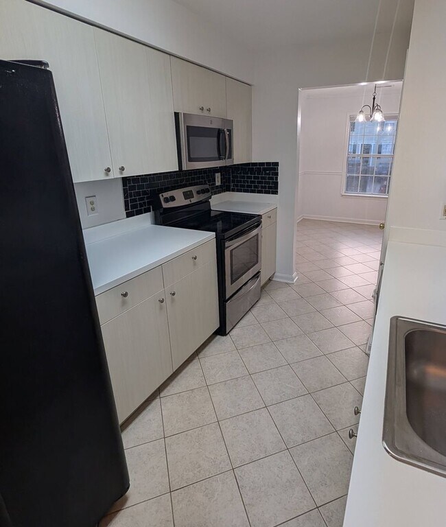 Building Photo - Available August 1, 2026 – Beautiful Townhome in Potomac Hills!