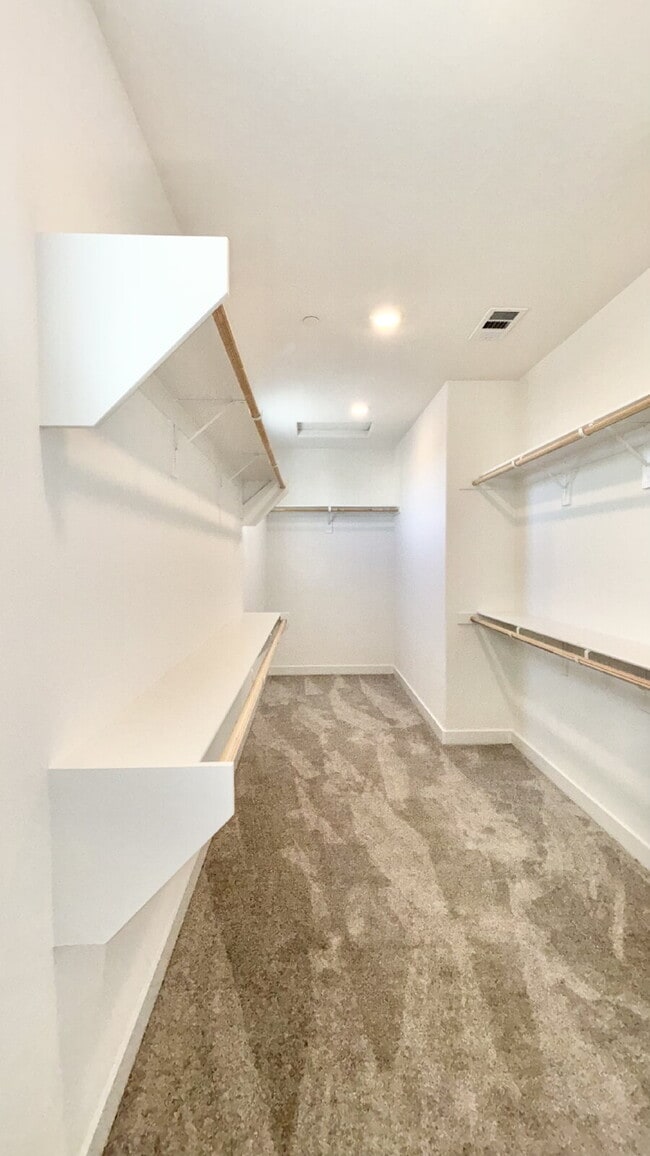 Building Photo - 4 Bedrooms Available University Park
