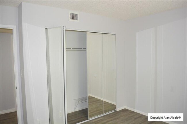 Building Photo - 709 Gardens Dr