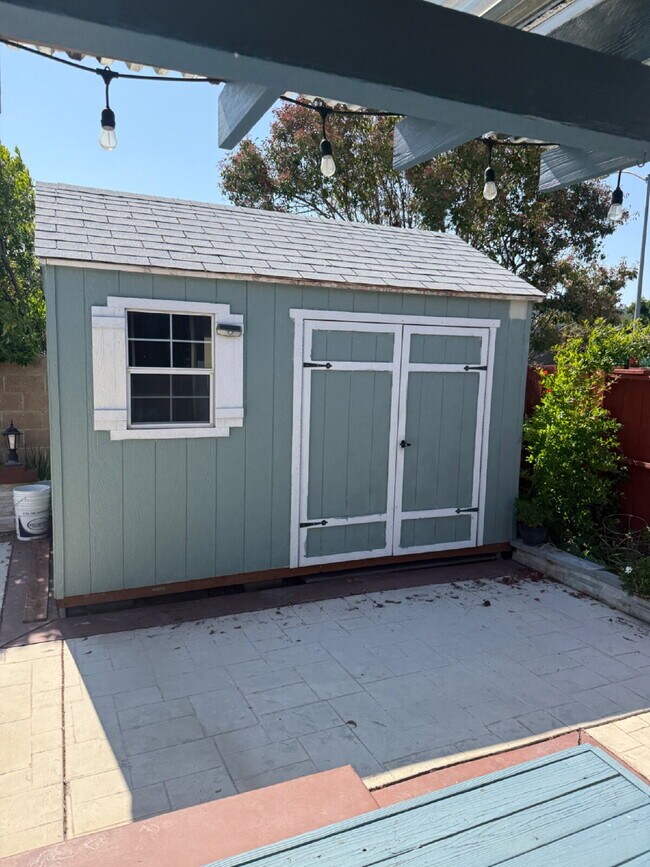 Building Photo - Charming 4 bedrooms and 2 full bathrooms L...