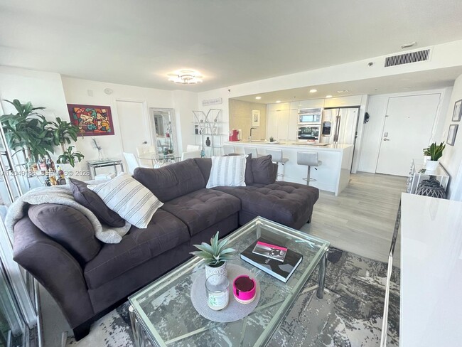 Building Photo - 7601 E Treasure Dr