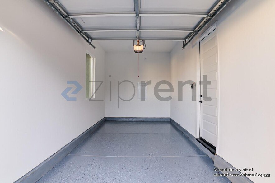 Building Photo - 8333 Evans Tree Dr S