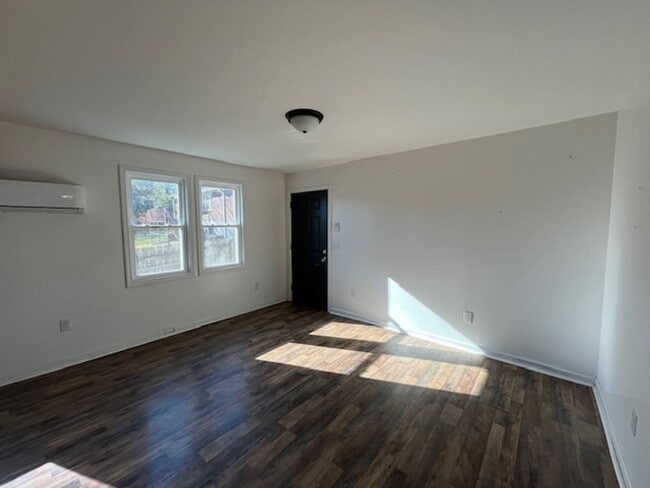 Building Photo - 2BR/1BA Renovated Triplex Unit – Prime Location Near Meharry, TSU, and Vandy!