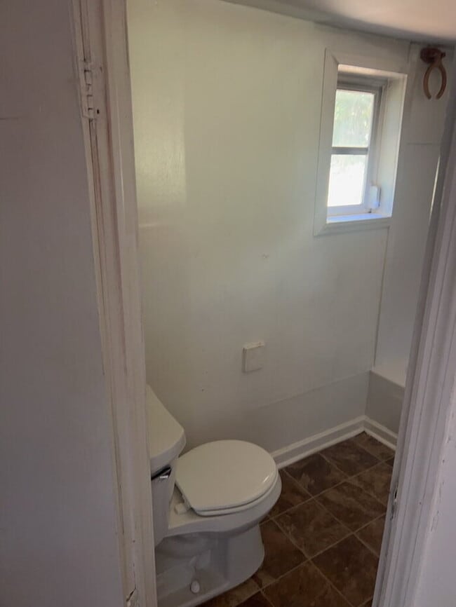 Building Photo - "Charming 2-Bedroom Retreat in Greenville – Ideal Location on W. 6th Street!"