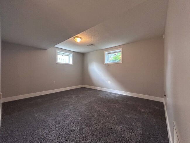 Building Photo - 4 Bed 2 Bath