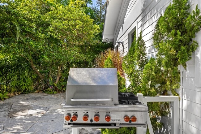 Building Photo - 940 Greenbriar Dr