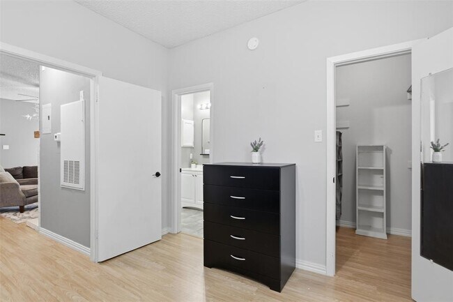 Building Photo - 908 Poplar St