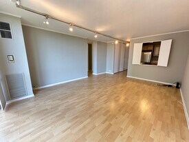 Building Photo - 2650 N Lakeview Ave