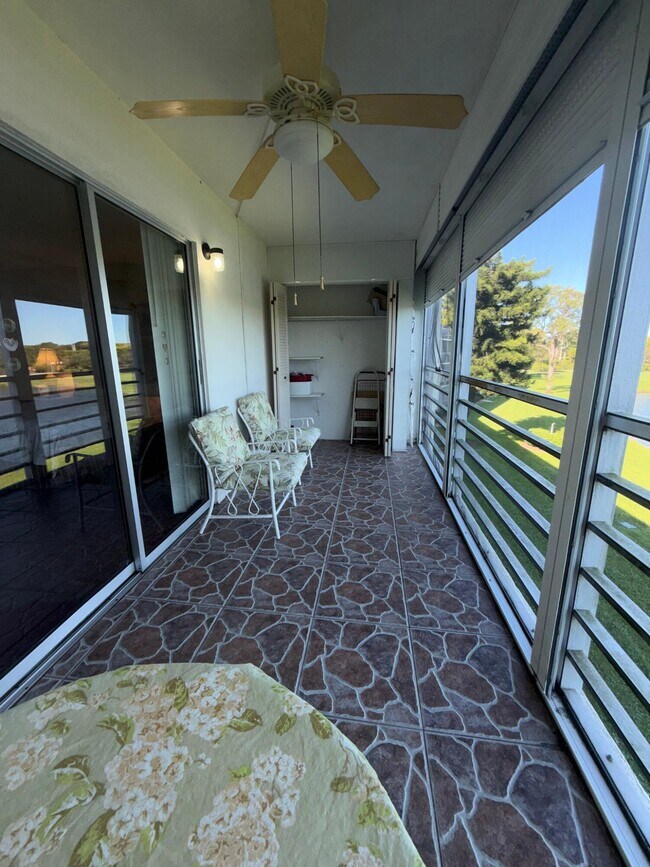 Building Photo - 3058 Ainslie Dr
