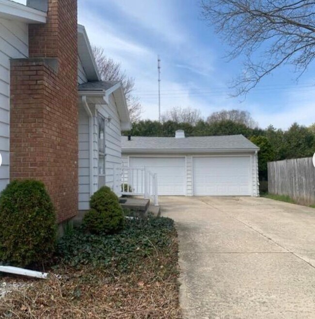 Building Photo - 3 bed/2 bath ranch on the NE side!