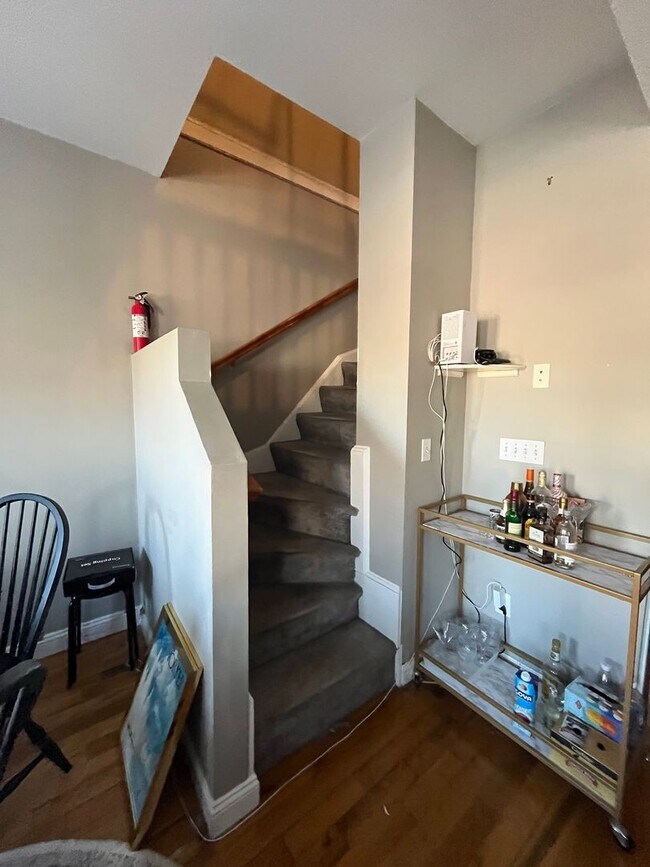 Building Photo - Great 5 bed Close to Northeastern