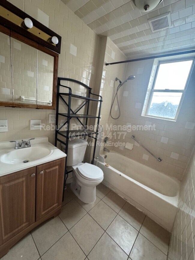 Building Photo - 2867 Lake Ave