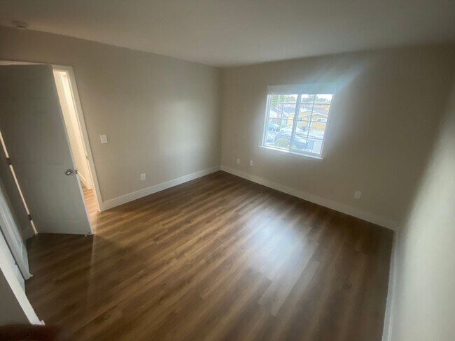 Building Photo - 637 Shepherd Ave