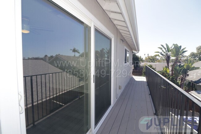 Building Photo - 2 bed 2 bath Remodeled Duplex