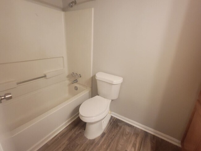 Building Photo - Super cute updated ranch! - Walk to Keningston Train Station - Self-Showings Available.