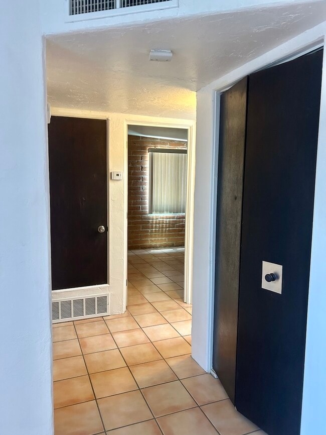 Building Photo - FOR RENT