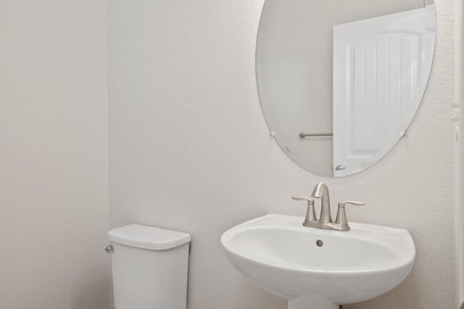 Building Photo - Outstanding Townhome W/ Large 3 Bed- 2.5 Bath and 2-Car Garage!