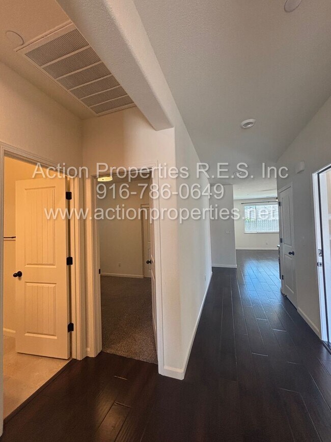 Building Photo - Solar - Whitney Ranch Newer Single Story, ...
