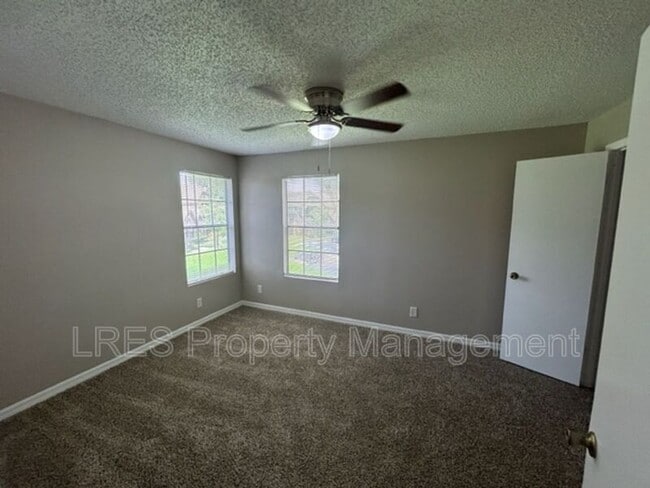 Building Photo - 380 Lakepointe Dr