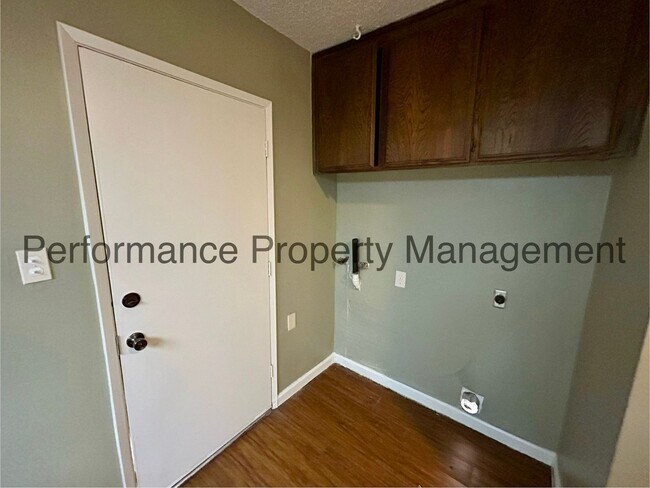 Building Photo - Cute 3 Bed/1 Bath SE Bakersfield Home w/ S...