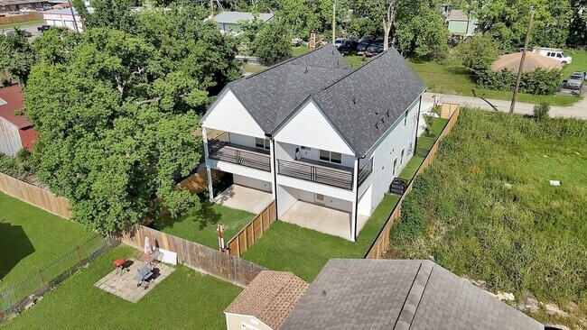 Building Photo - 6726 Dumble St