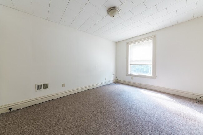 Building Photo - 385 Woodruff St