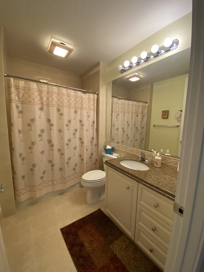 Guest bathroom - 33 Harbour Isle Dr W