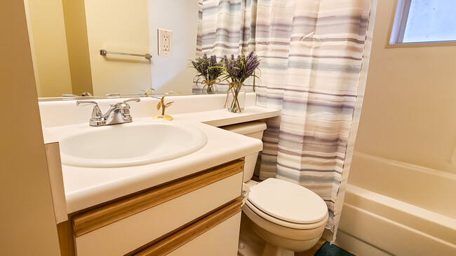 Full Bathroom - Everett Apartments