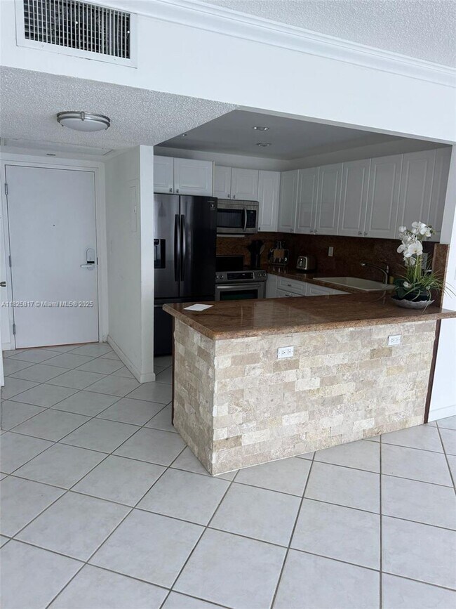 Building Photo - 2301 Collins Ave
