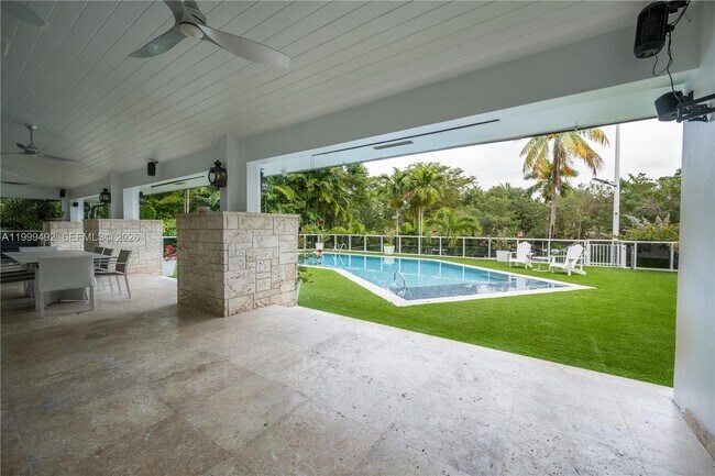 Building Photo - 7125 Los Pinos Blvd