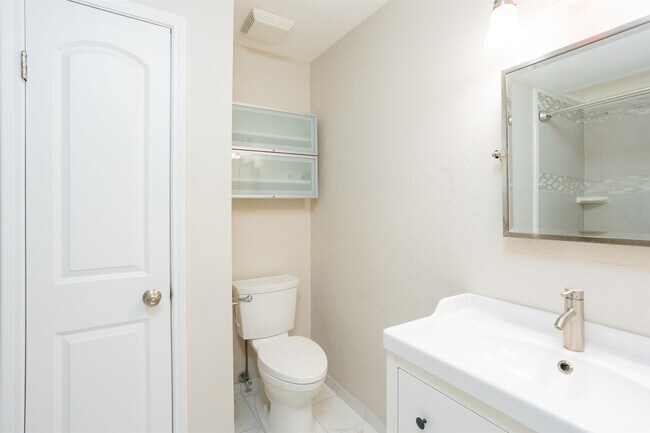 Building Photo - 9800 Pagewood Ln