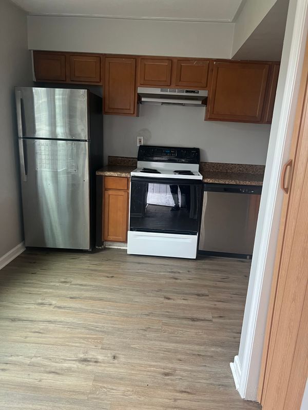 Building Photo - 6067 Regent Manor