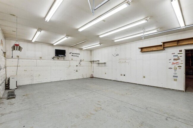 Building Photo - Lolo 4 bedroom, 2 bath, 2,520 Sq. Ft. home...