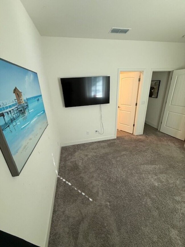 Building Photo - 6041 Oberlander Dr
