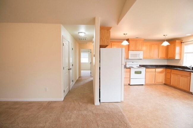 Building Photo - This spacious upstairs 2 bedroom, 2 bath apartment