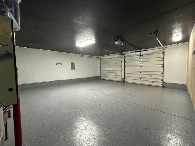 Building Photo - AVAILABLE NOW!! 3bd/2ba FANTASTIC Dead End...