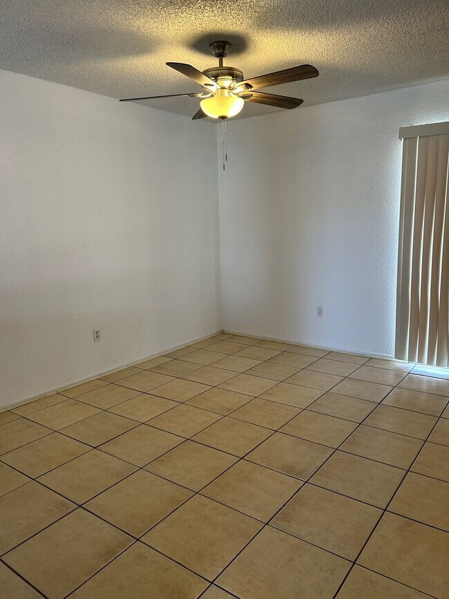 Building Photo - 3 bedroom 3 bath home