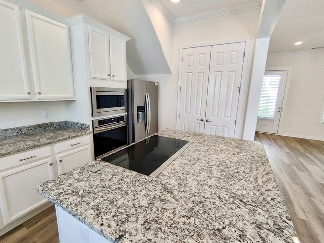 Building Photo - LUXURIOUS HIGH-END 2-story townhome in Market Common - walk to everything!